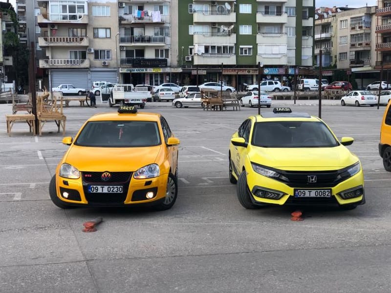 Aydın şehir içi taksi: Merkez Garaj meydanında bekleyen Volkswagen Golf ve Honda Civic sarı taksiler
