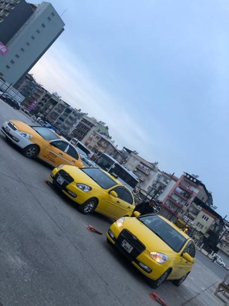 Aydın'da durakta sıralanmış sarı taksiler, Sultanhisar ve Nysa Antik Kenti transferi