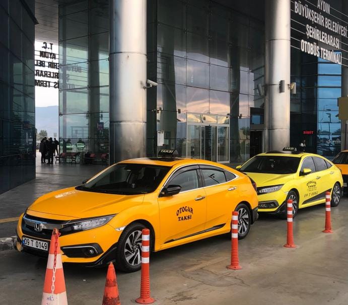 Aydın yeni otogar (Şehirlerarası Otobüs Terminali) önünde bekleyen Merkez Garaj Taksi araçları